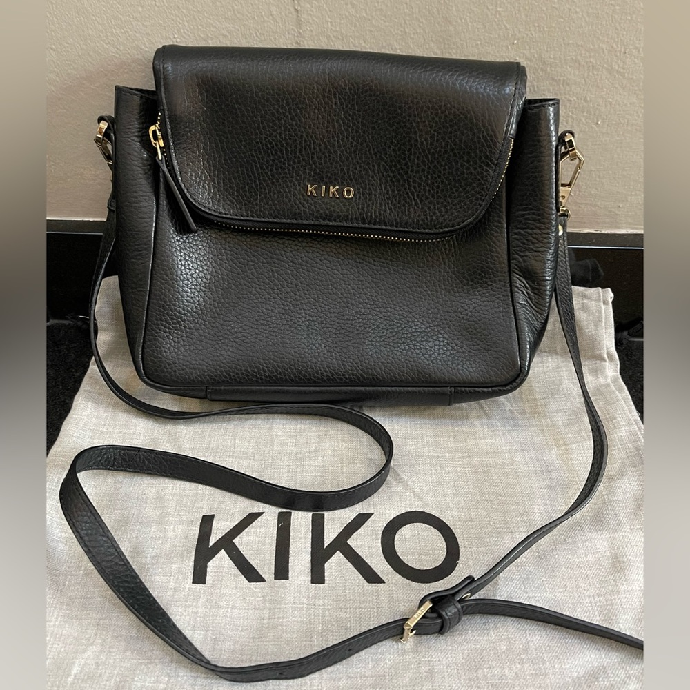 Kiko Crossbody & dust bag. 
Gen. Leather. Adjustable strap. 10 ½"  x 8"  x 3 ½"